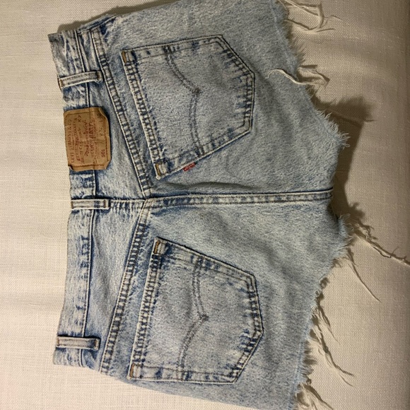 Levi’s High-Waisted Cut-Off Denim Shorts - Picture 2 of 2